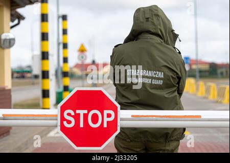 Polnische Grenzschutzbeamten am Grzechotki Grenzübergang in Polen gesehen. Russland marschierte am 24. Februar 2022 in die Ukraine ein und löste damit den größten militärischen Angriff in Europa seit dem Zweiten Weltkrieg aus Bis zu 10 Millionen Ukrainer sind aus ihren Häusern geflohen, entweder aus dem Land oder in sicherere Gebiete innerhalb der Ukraine. Es wird angenommen, dass etwa 3 Millionen Flüchtlinge die Grenzen in Nachbarländer überschritten haben. Stockfoto