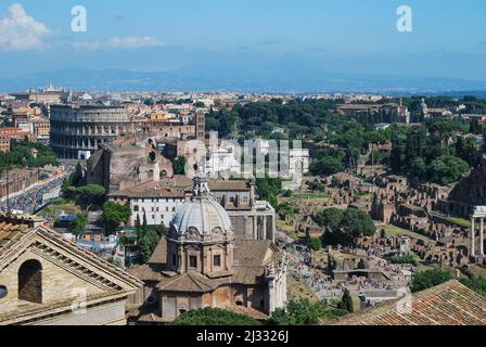 Schöne Aussicht auf das Forum Romanum und das Kolosseum Stockfoto