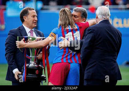 BARCELONA - MÄR 13: Alexia begrüßt die Präsidentin Joan Laporta nach dem Primera Iberdrola-Spiel zwischen FC Barcelona Women und Real Madrid Women am Th Stockfoto