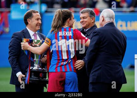 BARCELONA - MÄR 13: Alexia begrüßt die Präsidentin Joan Laporta nach dem Primera Iberdrola-Spiel zwischen FC Barcelona Women und Real Madrid Women am Th Stockfoto