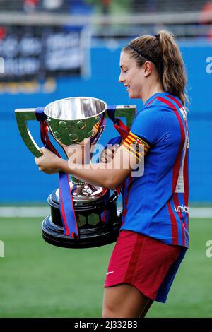 BARCELONA - MÄR 13: Alexia posiert mit der Trophäe nach dem Primera Iberdrola-Spiel zwischen FC Barcelona Women und Real Madrid Women beim Johan Cruyf Stockfoto