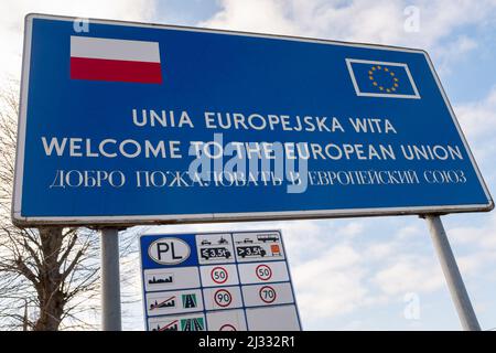 Danzig, Polen. 03. März 2022. Ein Schild „Willkommen in der Europäischen Union“ am Grenzübergang in Grzechotki. Russland marschierte am 24. Februar 2022 in die Ukraine ein und löste damit den größten militärischen Angriff in Europa seit dem Zweiten Weltkrieg aus Bis zu 10 Millionen Ukrainer sind aus ihren Häusern geflohen, entweder aus dem Land oder in sicherere Gebiete innerhalb der Ukraine. Es wird angenommen, dass etwa 3 Millionen Flüchtlinge die Grenzen in Nachbarländer überschritten haben. (Foto von Mateusz Slodkowski/SOPA Images/Sipa USA) Quelle: SIPA USA/Alamy Live News Stockfoto