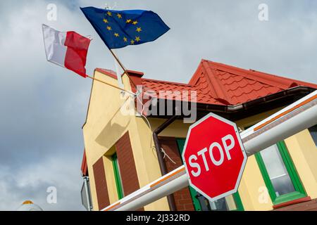 Danzig, Polen. 03. März 2022. Flaggen Polens und der Europäischen Union am Grenzübergang in Grzechotki. Russland marschierte am 24. Februar 2022 in die Ukraine ein und löste damit den größten militärischen Angriff in Europa seit dem Zweiten Weltkrieg aus Bis zu 10 Millionen Ukrainer sind aus ihren Häusern geflohen, entweder aus dem Land oder in sicherere Gebiete innerhalb der Ukraine. Es wird angenommen, dass etwa 3 Millionen Flüchtlinge die Grenzen in Nachbarländer überschritten haben. (Foto von Mateusz Slodkowski/SOPA Images/Sipa USA) Quelle: SIPA USA/Alamy Live News Stockfoto