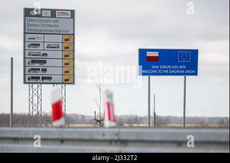 Danzig, Polen. 03. März 2022. Ein Schild „Willkommen in der Europäischen Union“ am Grenzübergang in Grzechotki. Russland marschierte am 24. Februar 2022 in die Ukraine ein und löste damit den größten militärischen Angriff in Europa seit dem Zweiten Weltkrieg aus Bis zu 10 Millionen Ukrainer sind aus ihren Häusern geflohen, entweder aus dem Land oder in sicherere Gebiete innerhalb der Ukraine. Es wird angenommen, dass etwa 3 Millionen Flüchtlinge die Grenzen in Nachbarländer überschritten haben. (Foto von Mateusz Slodkowski/SOPA Images/Sipa USA) Quelle: SIPA USA/Alamy Live News Stockfoto