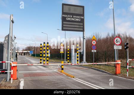 Danzig, Polen. 03. März 2022. Ein Blick auf einen leeren Grenzübergang in Gronowo. Russland marschierte am 24. Februar 2022 in die Ukraine ein und löste damit den größten militärischen Angriff in Europa seit dem Zweiten Weltkrieg aus Bis zu 10 Millionen Ukrainer sind aus ihren Häusern geflohen, entweder aus dem Land oder in sicherere Gebiete innerhalb der Ukraine. Es wird angenommen, dass etwa 3 Millionen Flüchtlinge die Grenzen in Nachbarländer überschritten haben. (Foto von Mateusz Slodkowski/SOPA Images/Sipa USA) Quelle: SIPA USA/Alamy Live News Stockfoto