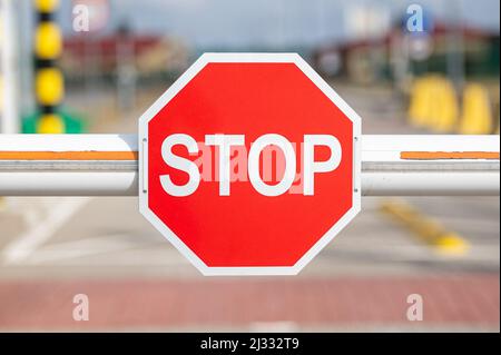 Danzig, Polen. 03. März 2022. Ein Schild mit der Aufschrift „Stopp“ am Grenzübergang in Grzechotki. Russland marschierte am 24. Februar 2022 in die Ukraine ein und löste damit den größten militärischen Angriff in Europa seit dem Zweiten Weltkrieg aus Bis zu 10 Millionen Ukrainer sind aus ihren Häusern geflohen, entweder aus dem Land oder in sicherere Gebiete innerhalb der Ukraine. Es wird angenommen, dass etwa 3 Millionen Flüchtlinge die Grenzen in Nachbarländer überschritten haben. (Foto von Mateusz Slodkowski/SOPA Images/Sipa USA) Quelle: SIPA USA/Alamy Live News Stockfoto