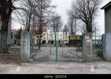 Danzig, Polen. 03. März 2022. Schild der polnischen Armee an einem Tor am Eingang zum polnischen Militärstützpunkt in Braniewo. Russland marschierte am 24. Februar 2022 in die Ukraine ein und löste damit den größten militärischen Angriff in Europa seit dem Zweiten Weltkrieg aus Bis zu 10 Millionen Ukrainer sind aus ihren Häusern geflohen, entweder aus dem Land oder in sicherere Gebiete innerhalb der Ukraine. Es wird angenommen, dass etwa 3 Millionen Flüchtlinge die Grenzen in Nachbarländer überschritten haben. (Foto von Mateusz Slodkowski/SOPA Images/Sipa USA) Quelle: SIPA USA/Alamy Live News Stockfoto