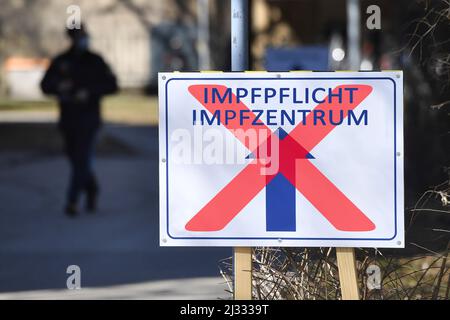 Die Corona-Impfpflicht. 7. April 2022. FOTOMONTAGE: Der Bundestag entscheidet am Donnerstag, 7.. April 2022 über die Coronaimpfung. Themenbild Corona Impfzentrum. Schild für das Corona Impfzentrum in München auf dem Messegelände, Bayerisches Impfzentrum in der Stadt München. Kredit: dpa/Alamy Live Nachrichten Stockfoto