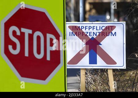 Die Corona-Impfpflicht. 7. April 2022. FOTOMONTAGE: Der Bundestag entscheidet am Donnerstag, 7.. April 2022 über die Coronaimpfung. Themenbild Corona Impfzentrum. Schild für das Corona Impfzentrum in München auf dem Messegelände, Bayerisches Impfzentrum in der Stadt München. Kredit: dpa/Alamy Live Nachrichten Stockfoto