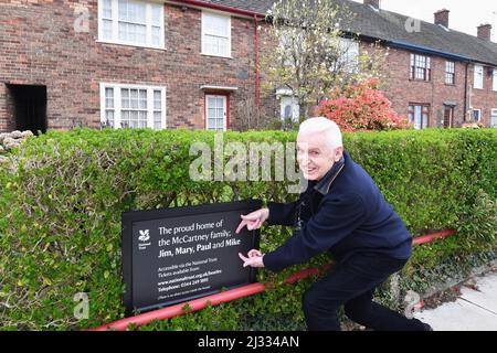 NUR FÜR REDAKTIONELLE VERWENDUNG Mike McCartney, Bruder von Sir Paul McCartney, außerhalb von 20 Forthlin Road in Liverpool, ihrem Elternhaus, startet die „Forthlin Sessions“ des National Trust, ein Programm, das unsignierten Musikern die Möglichkeit gibt, im „The Birthplace of the Beatles“ zu besuchen, zu schreiben und aufzutreten. Bilddatum: Dienstag, 5. April 2022. Stockfoto