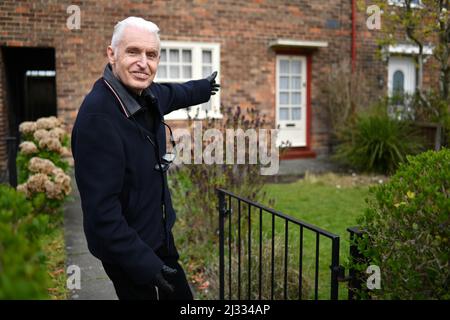 NUR FÜR REDAKTIONELLE VERWENDUNG Mike McCartney, Bruder von Sir Paul McCartney, außerhalb von 20 Forthlin Road in Liverpool, ihrem Elternhaus, startet die „Forthlin Sessions“ des National Trust, ein Programm, das unsignierten Musikern die Möglichkeit gibt, im „The Birthplace of the Beatles“ zu besuchen, zu schreiben und aufzutreten. Bilddatum: Dienstag, 5. April 2022. Stockfoto