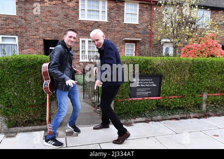 NUR FÜR REDAKTIONELLE VERWENDUNG Mike McCartney, Bruder von Sir Paul McCartney, und der Musiker Louis Atherton, außerhalb der 20 Forthlin Road in Liverpool, das Kinderheim von Paul und Mike, starten „The Forthlin Sessions“ durch den National Trust, ein Programm, das unsignierten Musikern die Möglichkeit gibt, zu besuchen, zu schreiben, Und treten im 'The Birthplace of the Beatles' auf. Bilddatum: Dienstag, 5. April 2022. Stockfoto