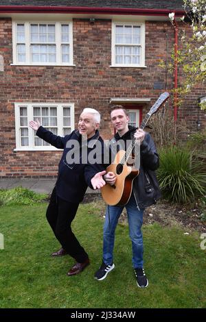 NUR FÜR REDAKTIONELLE VERWENDUNG Mike McCartney, Bruder von Sir Paul McCartney, und der Musiker Louis Atherton, außerhalb der 20 Forthlin Road in Liverpool, das Kinderheim von Paul und Mike, starten „The Forthlin Sessions“ durch den National Trust, ein Programm, das unsignierten Musikern die Möglichkeit gibt, zu besuchen, zu schreiben, Und treten im 'The Birthplace of the Beatles' auf. Bilddatum: Dienstag, 5. April 2022. Stockfoto