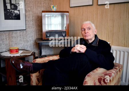 NUR FÜR REDAKTIONELLE VERWENDUNG Mike McCartney, Bruder von Sir Paul McCartney, Inside 20 Forthlin Road in Liverpool, ihrem Kinderheim, startet die „Forthlin Sessions“ des National Trust, ein Programm, das unsignierten Musikern die Möglichkeit gibt, im „The Birthplace of the Beatles“ zu besuchen, zu schreiben und aufzutreten. Bilddatum: Dienstag, 5. April 2022. Stockfoto