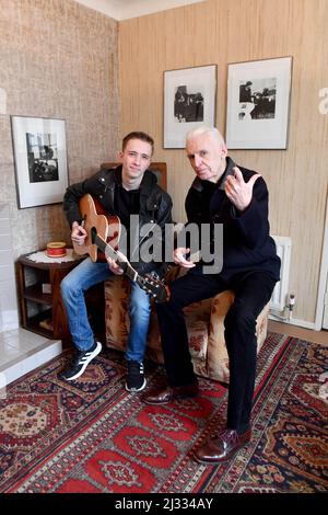 REDAKTIONELLE VERWENDUNG NUR Mike McCartney, Bruder von Sir Paul McCartney, und der Musiker Louis Atherton, in der 20 Forthlin Road in Liverpool, ihrem Elternhaus, starten die Forthlin Sessions des National Trust, ein Programm, das unsignierten Musikern die Möglichkeit gibt, im 'The Birthplace of the Beatles' zu besuchen, zu schreiben und aufzutreten. Bilddatum: Dienstag, 5. April 2022. Stockfoto