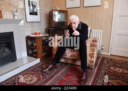 NUR FÜR REDAKTIONELLE VERWENDUNG Mike McCartney, Bruder von Sir Paul McCartney, Inside 20 Forthlin Road in Liverpool, ihrem Kinderheim, startet die „Forthlin Sessions“ des National Trust, ein Programm, das unsignierten Musikern die Möglichkeit gibt, im „The Birthplace of the Beatles“ zu besuchen, zu schreiben und aufzutreten. Bilddatum: Dienstag, 5. April 2022. Stockfoto