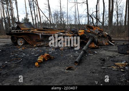 Zerstörter Panzer der russischen Armee im Dorf Dmitrowka in der Nähe der ukrainischen Hauptstadt Kiew gesehen. Russland marschierte am 24. Februar 2022 in die Ukraine ein und löste damit den größten militärischen Angriff in Europa seit dem Zweiten Weltkrieg aus Stockfoto