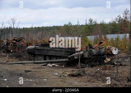 Zerstörter Panzer der russischen Armee im Dorf Dmitrowka in der Nähe der ukrainischen Hauptstadt Kiew gesehen. Russland marschierte am 24. Februar 2022 in die Ukraine ein und löste damit den größten militärischen Angriff in Europa seit dem Zweiten Weltkrieg aus Stockfoto