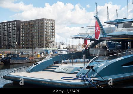 Luxus-Superyacht PHI in London verhaftet. Das Eigentum erwies sich als ein nicht sanktionierter russischer Oligarch. Erbaut von Royal Huisman. Stockfoto