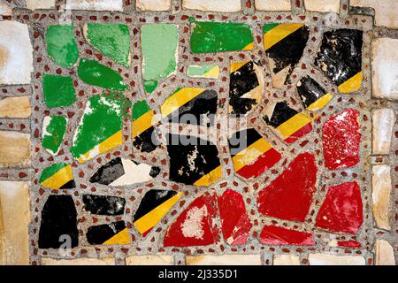 Nationalflagge von St. Kitts und Nevis auf Steinmauer Hintergrund. Flag Banner auf Stein Textur Hintergrund. Stockfoto