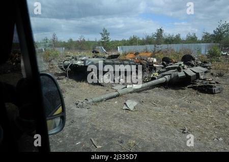 Dmitrowka Dorf, Ukraine. 04. April 2022. Zerstörter Panzer der russischen Armee im Dorf Dmitrowka in der Nähe der ukrainischen Hauptstadt Kiew gesehen. Russland marschierte am 24. Februar 2022 in die Ukraine ein und löste damit den größten militärischen Angriff in Europa seit dem Zweiten Weltkrieg aus (Foto: Sergei Chuzavkov/SOPA Images/Sipa USA) Quelle: SIPA USA/Alamy Live News Stockfoto