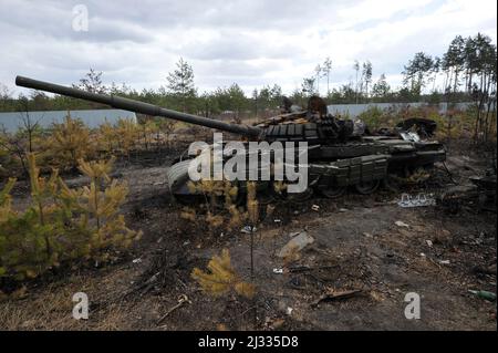 Dmitrowka Dorf, Ukraine. 04. April 2022. Zerstörter Panzer der russischen Armee im Dorf Dmitrowka in der Nähe der ukrainischen Hauptstadt Kiew gesehen. Russland marschierte am 24. Februar 2022 in die Ukraine ein und löste damit den größten militärischen Angriff in Europa seit dem Zweiten Weltkrieg aus (Foto: Sergei Chuzavkov/SOPA Images/Sipa USA) Quelle: SIPA USA/Alamy Live News Stockfoto