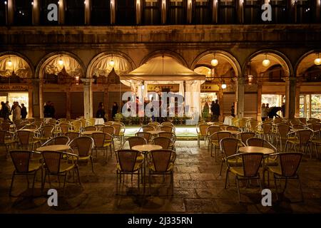 Abendmusik vor der Caffè Lavena auf dem Markusplatz (St. Mark's Square), Venedig, Italien, Europa Stockfoto