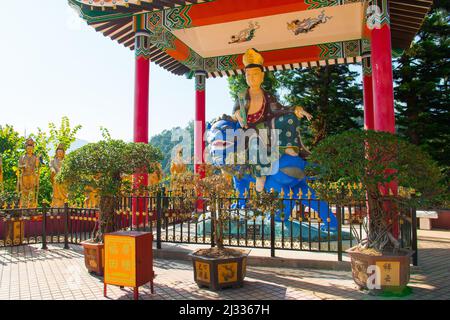 Schöne religiöse Figur Statue (blauer Drache und Frau). Zehntausend buddhas Kloster Hauptplatz. Vertikale Nahaufnahme. Dorf Pai Tau, Klasse III Stockfoto