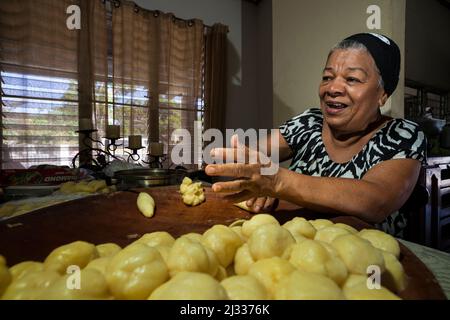 Eine panamaische Frau macht carimañola in ihrem Haus in Chigore in der Stadt Penonome, Provinz Cocle, Republik Panama, Mittelamerika. Stockfoto