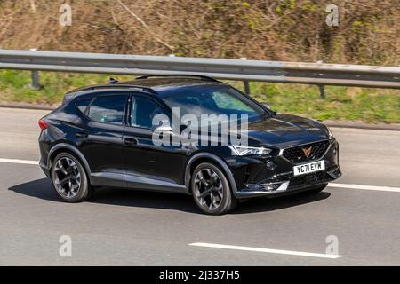 2021 Cupra Formentor VZ1 TSI EVO S-A schwarz 4dr SUV fährt auf der Autobahn M61 Großbritannien Stockfoto