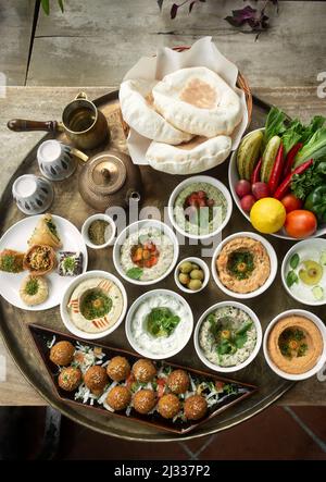 Gemischter Teller mit vegetarischem Essen aus dem Nahen Osten im türkischen Restaurant in istanbul Stockfoto