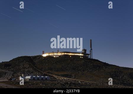 Sternenwanderwege über den Gipfel des Mount Washington in den White Mountains, New Hampshire, während der Nacht. Stockfoto