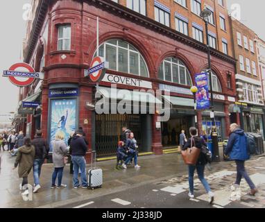 Covent Garden Bahnhof, Long Acre, London. Der Bahnhof ist eine Londoner U-Bahn-Station der Picadilly-Linie. Stockfoto