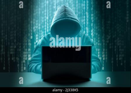 Hacker-Angriff. Dangerous Hooded Hacker bricht in Government Data Server ein. Gesichtsloser anonymer Computerhacker mit Kapuze auf dunkelgrünem Hintergrund. Praktikant Stockfoto