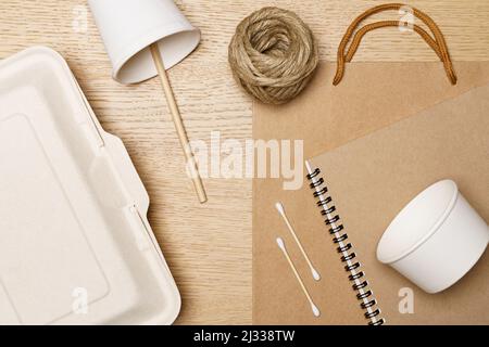 Umweltfreundliches Konzept, Food Box Pappbecher Papiertasche Notebook und Jute Seil aus Naturfaser. Stockfoto