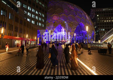 Zelt, Dubai Expo, Weltausstellung, moderne Architektur, Al Wasl Plaza The Dome mit Kuppel und Dach als Metallzelt auf dem Expogelände Stockfoto