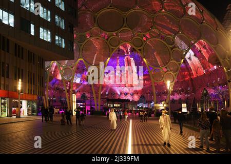 Zelt, Dubai Expo, Weltausstellung, moderne Architektur, Al Wasl Plaza The Dome mit Kuppel und Dach als Metallzelt auf dem Expogelände Stockfoto