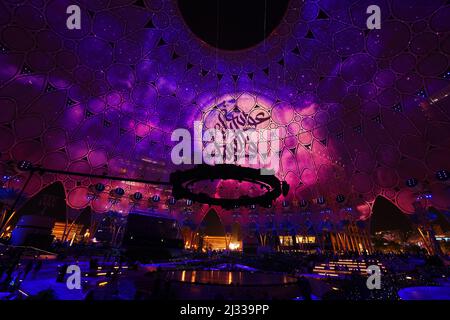 Zelt, Dubai Expo, Weltausstellung, moderne Architektur, Al Wasl Plaza The Dome mit Kuppel und Dach als Metallzelt auf dem Expogelände Stockfoto