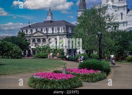 New Orleans, Louisiana.  French Quarter.  Jackson Square, Cabildo im Hintergrund, Louisiana State Museum. Stockfoto