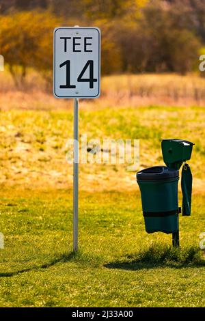 Romantisches 14. Abschlag mit einem Mülleimer auf einem deutschen Golfplatz gegen das Licht Stockfoto