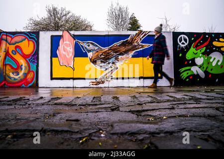 Neue Street Art, die in Leith, Edinburgh, als Reaktion auf Russlands Invasion der Ukraine erschien. Das Wandbild zeigt eine Nachtigall, den offiziellen Nationalvogel der Ukraine, gegen die Flagge des Landes. Bilddatum: Dienstag, 5. April 2022. Stockfoto