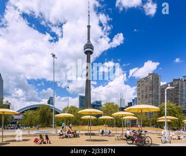 Toronto, The Waterfront, Hafenfront, Queen &#39;s Quay West, Blick auf den CN Tower Stockfoto