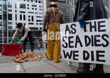 London, Großbritannien. 5. April 2022. Mitglieder von Ocean Rebellion, führen bei der DEFRA eine kreative Theateraktion durch, als Reaktion auf George Eusticles Vertuschung der Nordsee, die durch die Entsorgung von giftigem Schlamm auf See verursacht wurde, Mitglieder der Ocean Rebellion, die als Fisher People verkleidet sind, werden Kisten mit echten toten Krabben mitbringen, um einen Berg giftiger Abfälle für die DEFRA zur Untersuchung zu hinterlassen. Nach diesem Dumping werden Ermittler für Klimakriminalität am Tatort teilnehmen, um es abzudichten, zu untersuchen und Beweise zu entfernen. Kredit: Joao Daniel Pereira Gutschrift: Joao Daniel Pereira/Alamy Live Nachrichten Stockfoto