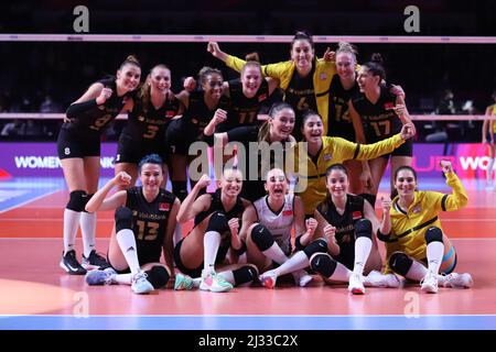 ANKARA, TÜRKEI - 18. DEZEMBER 2021: Die Vakifbank feiert den Sieg von Fenerbahce Opet Halbfinale des FIVB Volleyball Womens Club World Cha Stockfoto