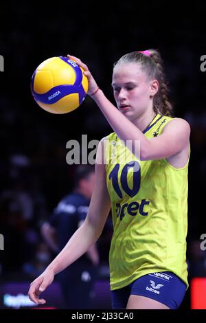 ANKARA, TÜRKEI - 18. DEZEMBER 2021: Arina Fedorovtseva in Fenerbahce Opet gegen Vakifbank Halbfinalspiel der FIVB Volleyball Womens Club World Championsh Stockfoto
