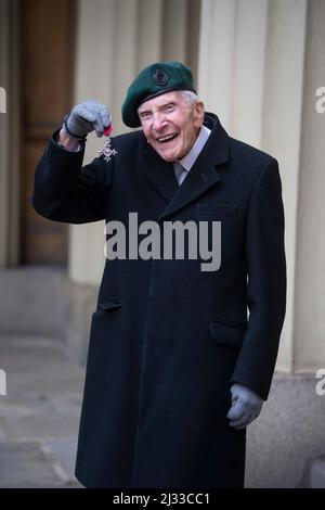 Aktenfoto vom 03/03/20 des D-Day-Veteranen Harry Billinge mit seinem MBE. Harry Billinge, der einer der ersten britischen Soldaten war, der 1944 auf Gold Beach landet, starb im Alter von 96 Jahren nach einer kurzen Krankheit, teilte seine Familie mit. Ausgabedatum: Dienstag, 5. April 2022. Stockfoto