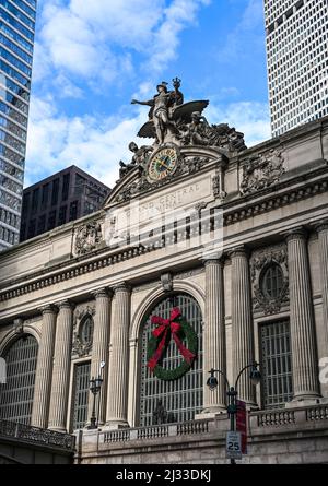 Eingang zum Grand Central Terminal in New York City zur Weihnachtszeit Stockfoto