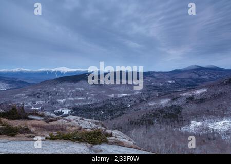 Der Mount Washington und die Presidential Range sind von Middle Sugarloaf Mountain in Bethlehem, New Hampshire an einem bewölkten Winterabend bedeckt Stockfoto