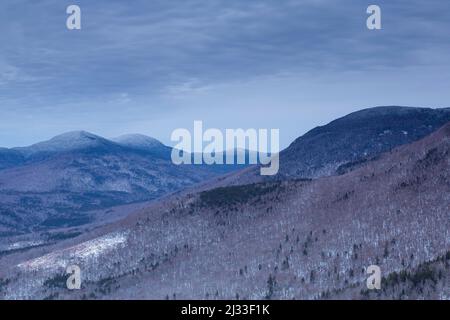 Ein bewölktes Sonnenuntergang vom Middle Sugarloaf Mountain in Bethlehem, New Hampshire an einem bewölkten Winterabend während der Dämmerung. Stockfoto