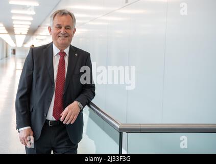 05. April 2022, Hessen, Frankfurt/Main: Gerhard Bereswill, Polizeichef von Frankfurt am Main, kommt zu seiner Abschiedszeremonie im Polizeipräsidium an. Bereswill geht in den Ruhestand. Foto: Boris Roessler/dpa Stockfoto